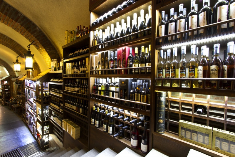 vente-TRIGANCE-min_world_street_travel_shop_canon_georgia_wine_bottles-429767
